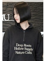 ミュー(MU)&nbsp;ブラックブルーの前下がりミニボブ