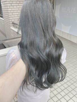 ブレイズ ザ サロン(BLAZE THE SALON) 超濃いめ寒色系カラー薄めブルーハイライト艶巻き【BLAZE 大庭】