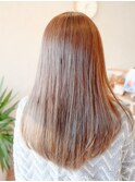 柔らかな冬の彩光に似合うウォームベージュをロングヘアにも