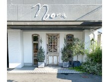 ノラ(Nora)の雰囲気（緑溢れる植栽とアンティークのドアが特徴的な外観＊）