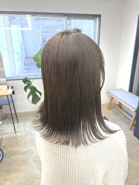 赤み消しグレージュ×切りっぱなしミディ