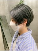 ハンサムショート、センターパート、暗めグレー