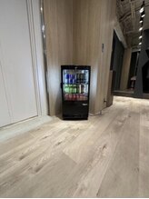 【モンスターエナジー】や【レッドブル】などドリンクサービスも充実◎