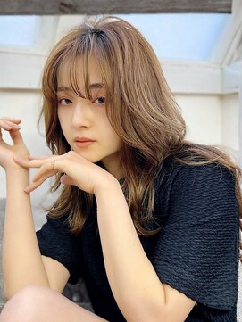 レイヤーカット ベージュ 顔周りカット 韓国風ヘア 透明感 20代