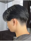 刈り上げテーパーフェードセンターパートブルーブラック