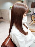 アッシュベージュの艶々ロングヘアー