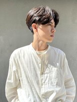 レーヴス(REVES) 前下がり毛流れセンターパート　ツーブロ刈り上げ