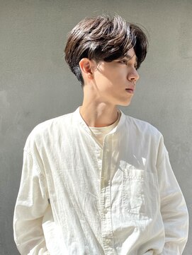 レーヴス(REVES) 前下がり毛流れセンターパート ツーブロ刈り上げ
