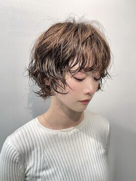 ホロ(hollo) マッシュショートパーマウルフカットブリーチなしベージュカラー