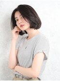 透明感あるダークブルージュカラーのグラデーションボブスタイル