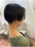 襟足刈り上げのハンサムショートスタイル