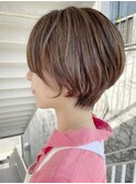 立体感のあるくびれショート｜白髪ぼかしカラー