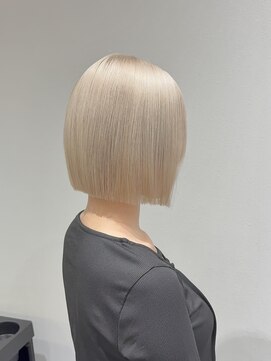ライト(Light) ぱっつんボブ×ホワイトベージュカラー