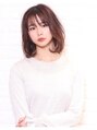ヘアージェニック(hair genic) クールなカッコいい女性のセミディ。