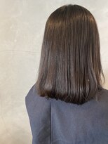 ティティ(TiTi)&nbsp;鎖骨ミディ アイスグレージュ ストレートスタイル【TiTi 福田】