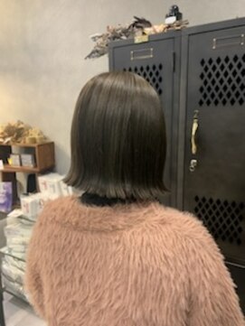 アチーブリス(achieve Liss) 切りっぱなし外ハネショートボブ ツヤ髪オリーブベージュ