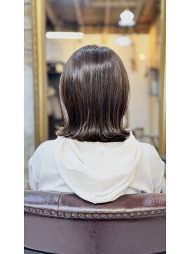 トイロ(toiro) シルバーグレージュと切りっぱなしボブ