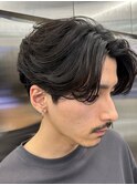 大人の抜け感を演出する、今トレンドのフェザーパーマ
