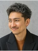 波巻きパーマナチュラルツーブロック刈り上げ髭ダンディ白髪