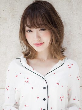 エスカーラ 表参道(THE ESCALA) くびれレイヤーで小顔に見せるヘアスタイル【タビラマユミ】