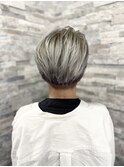 大人女性のベリーショート白髪ぼかし