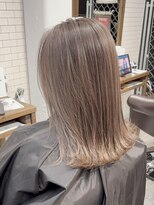 エラ(ELLA)&nbsp;外ハネミディアム×ライトブラウン　ブリーチ　ケアブリーチ