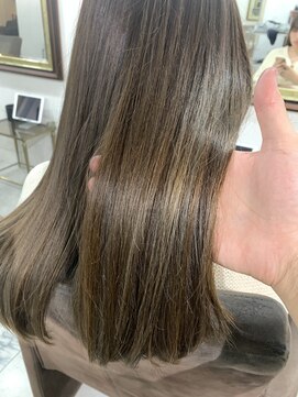 ナイン 麻布十番(NINE) ハイライトで見せる外国風ベージュカラー