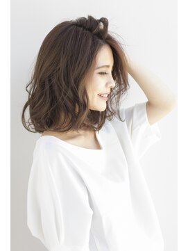 ラミ(L'ami) 【東 純平】グレージュ  ゆるふわラフウェーブ カジュアルミディ