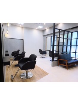 スタッフ少数のプライベート空間。シンプルで洗練された、お洒落な店内で大人女性の綺麗をお手伝い＊