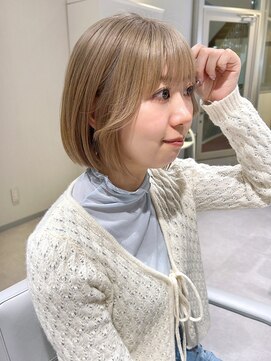 アム(amu) ブロンドベージュ×顔まわりレイヤーボブ