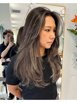 ノラ ウメダ(NORA UMEDA) レイヤーカット海外風ハイライトヘア西海岸地毛ハイライト