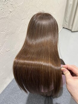 リリック(LyriQ)の写真/【金山駅南口1分】髪質改善と白髪ぼかしの施術でダメージレスで美しい艶感を実現。明るい髪色もお任せ◎