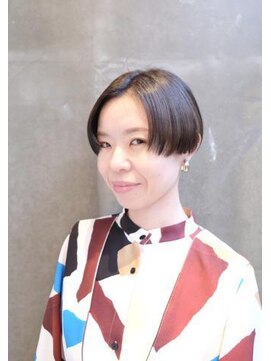 カエルムアヴェダ(CAELUM AVEDA) センターパート、ショートボブ
