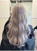 ホワイトブロンド×ウェーブヘア