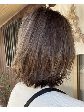 クルミ(kurumi) 外ハネボブとナチュラルグレージュ