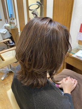 エクリ 麻布十番(equri) 30,40代の大人女性へオススメ!トップふんわりレイヤーボブ