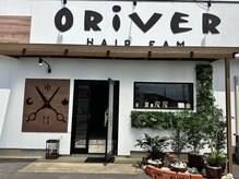 オリバー 諫早店(ORiVER)の雰囲気（店外写真です。道路から手前に駐車場がありその奥がお店です。）