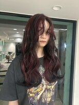 ビーヘアー 近鉄八尾店(Bee.hair)&nbsp;赤黒ロングの毛先にやわらかな動き／八尾