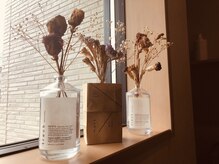 お店の玄関窓に飾ってある手作りドライフラワーです！