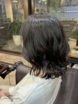 キャラ 池袋本店(CHARA) ミディアムヘアに無造作クシュッとウェーブが楽ちん♪【貴也】