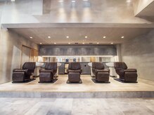 シャンプー台は最高級のレザーを使いフルフラットで寝る態勢でゆったりくつろげます。【溝の口/髪質改善】