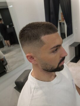 イントロバイフィーネ 渋谷(INTRO . by Fi-Ne) バーバーボウズスキンフェードアッシュブラック/渋谷