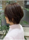 トップにボリュームのあるショートヘア