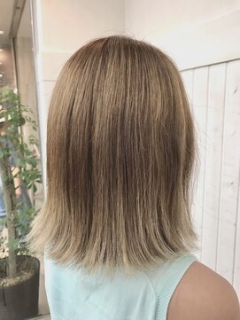 ナンバー アンフィール 渋谷(N° anfeel) ホワイトパールアッシュ&外ハネボブ(^^)