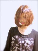 ヘアサロン シロップ(Hair Salon Syrup) プラチナベージュの前下がりボブ