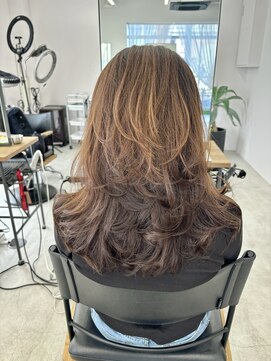 テラス トヨタ(Telasu Toyota) 海外ガール風スタイルのバタフライレイヤーカットで動きが◎