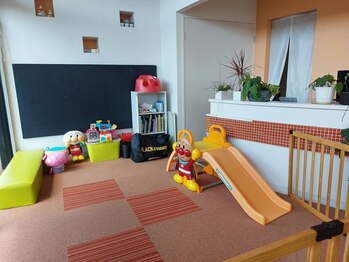 ラポールヘア 岡谷店の写真/キッズルームがあるのでお子様と一緒にご来店いただけます！親子ご一緒の施術特典も◎是非ご来店下さい♪