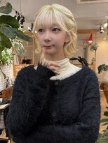 ミモザワークス ヘアアレンジ/ブリーチ/ミルクティー/ショートボブ/レイヤーカット ハーフツイン ハーフアップ