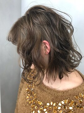 ラトリエ ブロカント 立川北口店(L'atelier BROCANTE) ふわミディ 耳掛け 前下がり 似合わせカット ベージュカラー