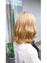 透明感ハイトーンベージュお洒落ミディアムヘア波ウェーブ巻き◎